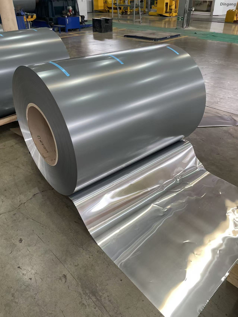 Varmeisolerende aluminiumsfolie-r&aring;materiale til PU-skumlamineringsbehandling