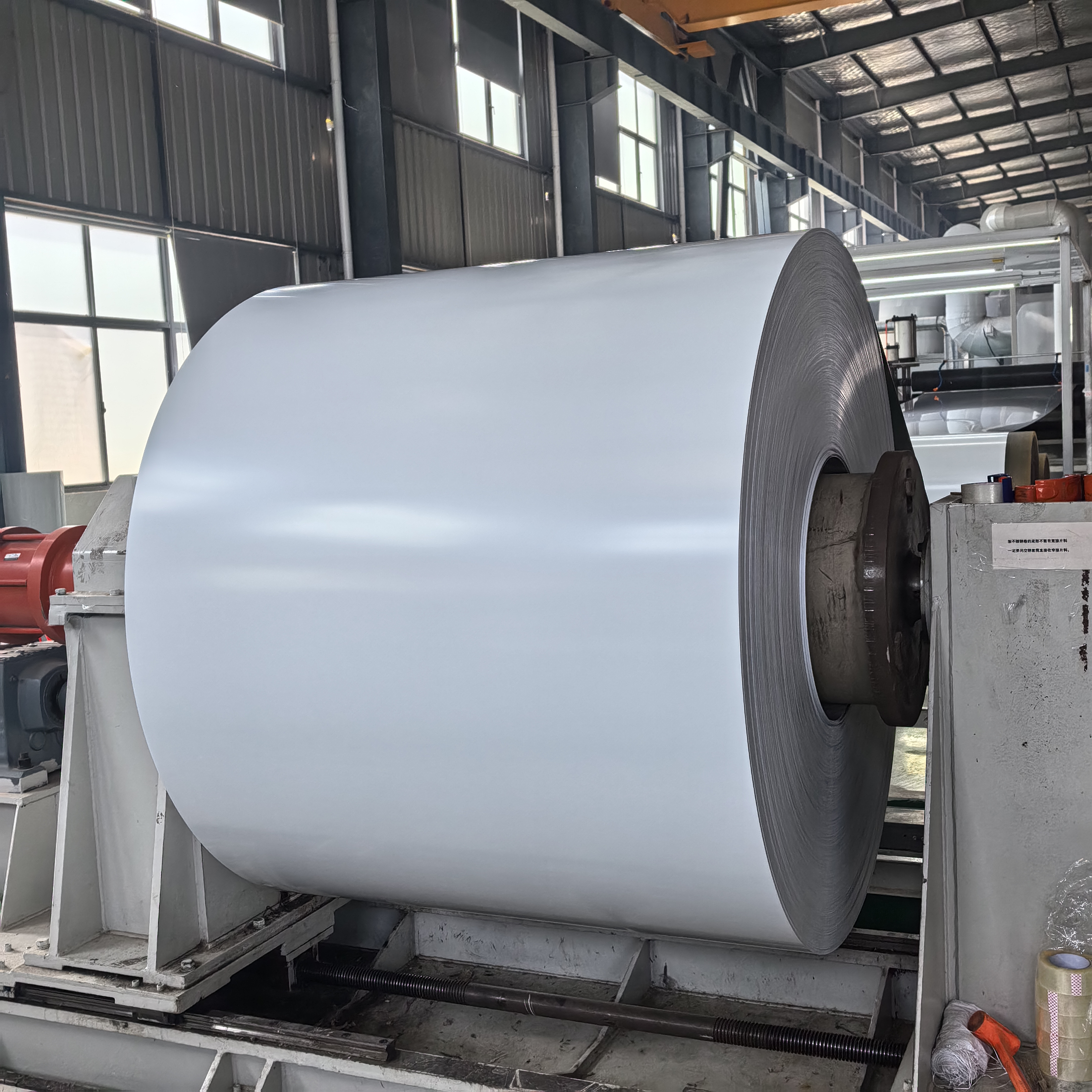 Cewka aluminiowa powlekana kolorem o wysokim połysku 0,5 mm H14 do pokryć dachowych komercyjnych i mieszkalnych