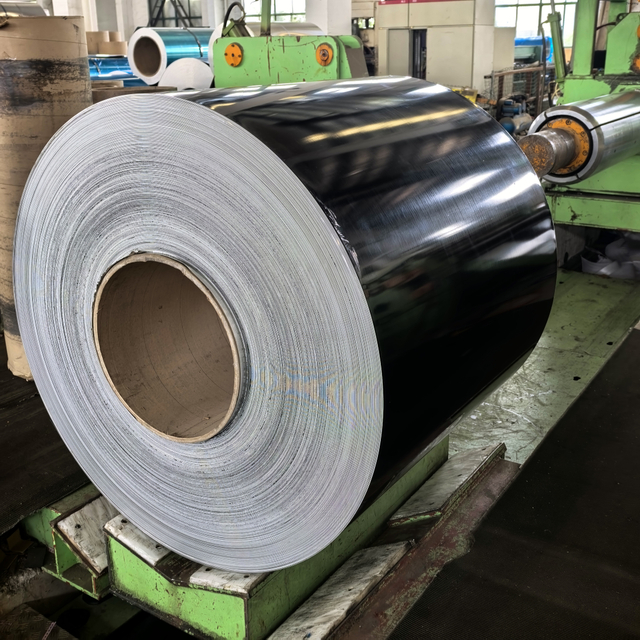 Mat en glansend kleurbedekte aluminiumspoel (boumateriaal)
